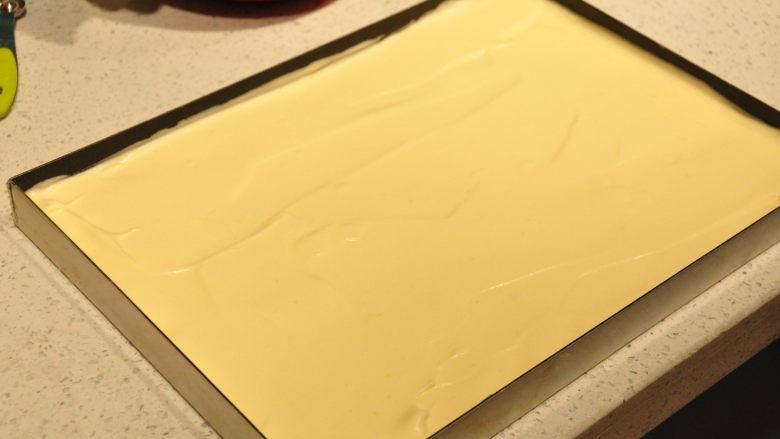 日式豆乳盒子蛋糕,均匀的铺满整个烤盘，烤箱提前预热170度，上下火，中层，烘烤18-20分钟左右。