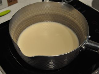 日式豆乳盒子蛋糕,取一奶锅，倒入豆浆进行加热。