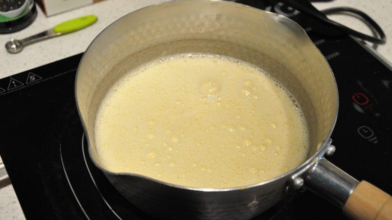 日式豆乳盒子蛋糕,再将混合好的液体倒回锅中，用小火加热。
