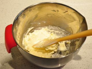 日式豆乳盒子蛋糕,奶油奶酪提前放在室温下软化。