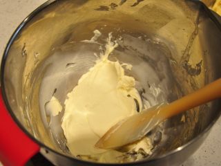 日式豆乳盒子蛋糕,软化到用刮刀可以很轻松的将奶油奶酪按压。