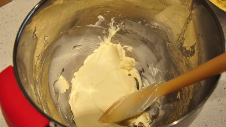 日式豆乳盒子蛋糕,软化到用刮刀可以很轻松的将奶油奶酪按压。