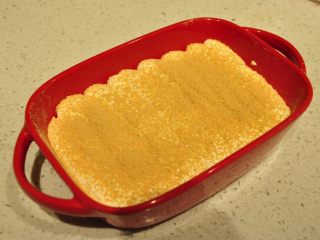 日式豆乳盒子蛋糕,撒上一层黄豆粉。