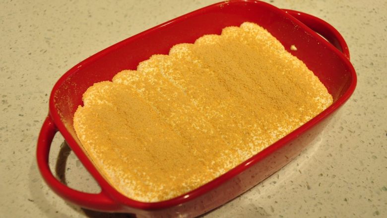 日式豆乳盒子蛋糕,撒上一层黄豆粉。
