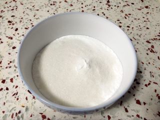 奶黄冰皮月饼, 一边烧水，一边准备冰皮所需要的粘米粉、糯米粉、澄粉、糖粉，放到一个大碗中。