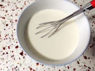 奶黄冰皮月饼,将牛奶和各种粉类混合搅拌均匀
