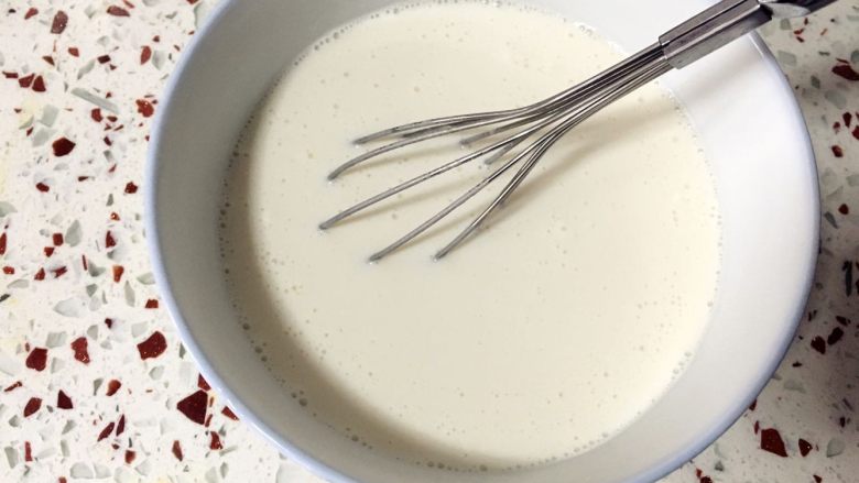 奶黄冰皮月饼,将牛奶和各种粉类混合搅拌均匀