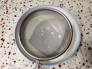 奶黄冰皮月饼,为了检查是否有没拌匀的颗粒，可以过一次筛，让冰皮更加细腻