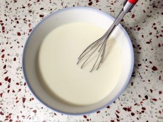 奶黄冰皮月饼,1-2分钟后，牛奶糊和油就合二为一了。