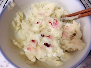 奶黄冰皮月饼,当面糊不烫手了，就可以揉冰皮了。我想要一点淡淡的粉色，就加了一点点的惠尔通粉色色素，也可以不加，或者用其它的有色食材替代。