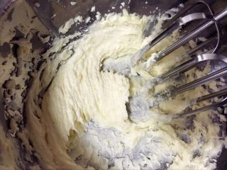 奶黄冰皮月饼,现在来打发黄油了，黄油室温软化，加入细砂糖，打发至黄油体积膨大。