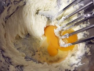 奶黄冰皮月饼,分两次加入鸡蛋，每一次都要将黄油与鸡蛋融合到一起，第二次混合完有点油水分离是正常现象。