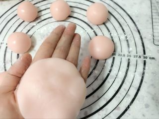 奶黄冰皮月饼, 用手掌将冰皮压成圆饼，中间厚一点，边缘薄一点。