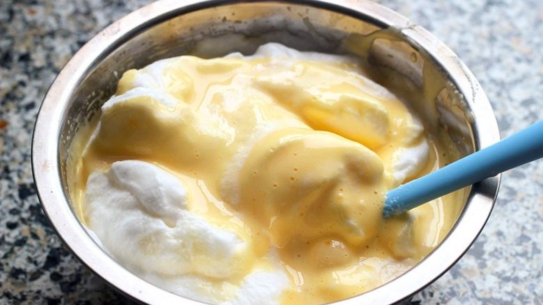小山海绵蛋糕卷, 取一半的蛋白霜与步骤1的蛋黄糊切拌均匀