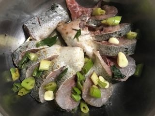 孔雀开屏鱼,处理好的鱼放入容器，加入所有调料的一半以及葱姜蒜，腌制半小时以上。