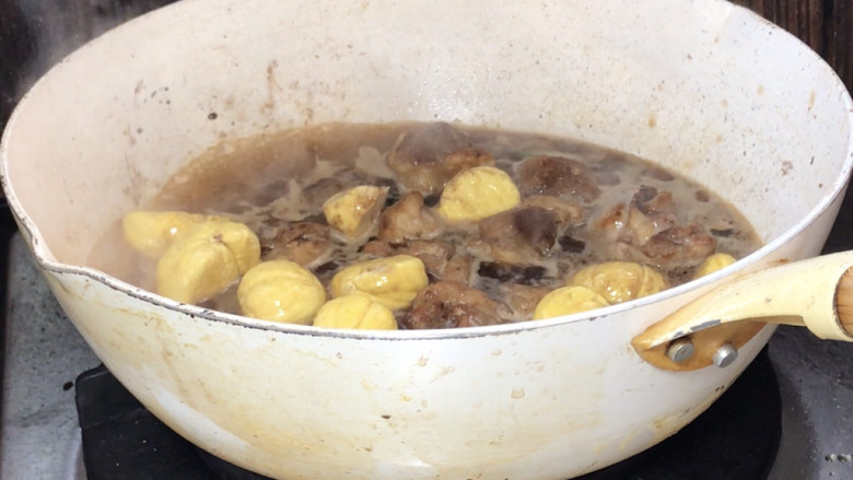 板栗焖鸡肉,加入适量热水，煮沸后放入板栗，转小火，盖上锅盖焖15分钟