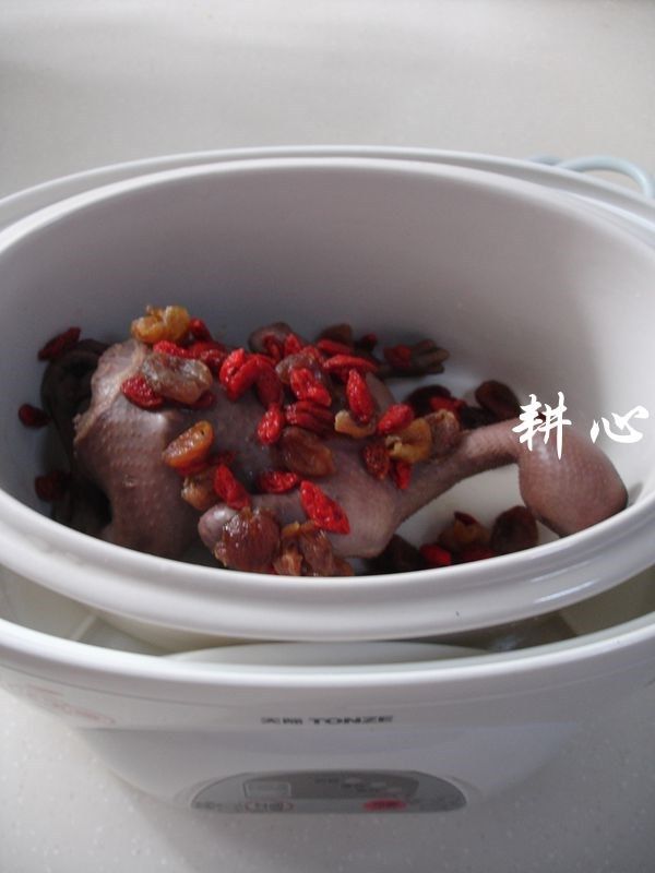 桂圆枸杞鸽子汤,全部食材放入隔水炖锅内胆里。