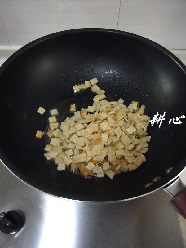 红米炒饭,倒入韩国鱼饼。