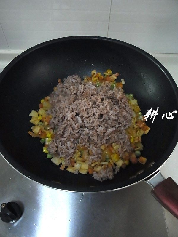红米炒饭,放入红米饭，煸炒均匀。