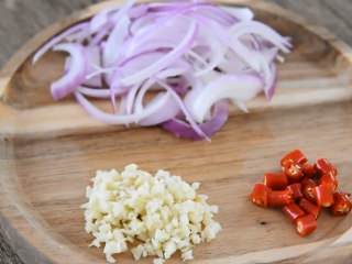教你做一道满屋飘香的——鱼香茄子煲,蒜切末、米椒切丁、洋葱切丝备用