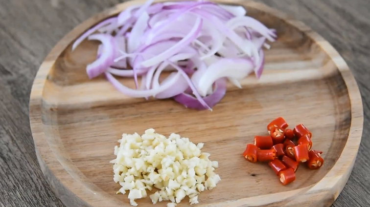 教你做一道满屋飘香的——鱼香茄子煲,蒜切末、米椒切丁、洋葱切丝备用