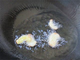 腊味一锅炖,锅内注入油，温热放入姜片炸一下