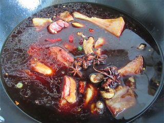 腊味一锅炖,加入三碗水和干辣椒，盖上锅盖小火慢炖肉能大概插进筷子为止