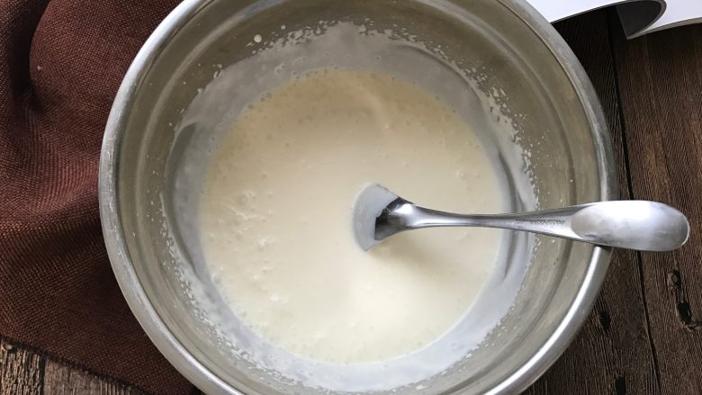 糖粉40克吉利丁片12克;各种色素适量;酸奶100克;牛奶150克;淡奶油150