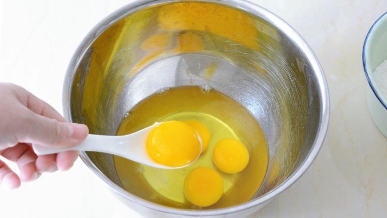【五儿戚风卷】非常适合小白试手,特简单版,用吃饭的汤勺捞出蛋黄。
是的，不需要两只手拿蛋壳来回倒蹬~
也不需要分离器，
简单粗暴的办法有时候是最高效的~`o`~