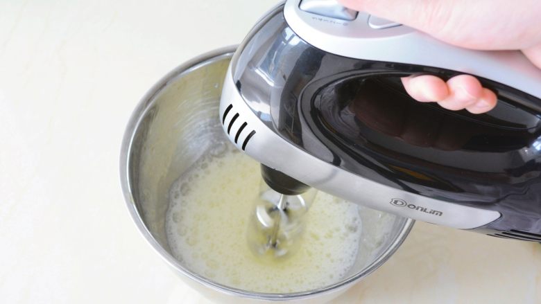 【五儿戚风卷】非常适合小白试手,特简单版,继续打发蛋清，逐渐调高打蛋器速度。
较为灵活的一只手用来控制打蛋器，另一只手慢慢的把糖添入，
可以用小勺一勺一勺的添加进去。