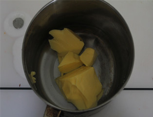 水果泡芙,黄油放入小锅中