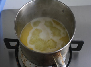 水果泡芙,加热过程中，稍加搅拌，使油纸均匀分布，加热到沸腾