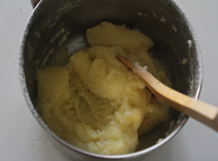 水果泡芙,使劲快速搅拌，使面粉和水充分融合在一起