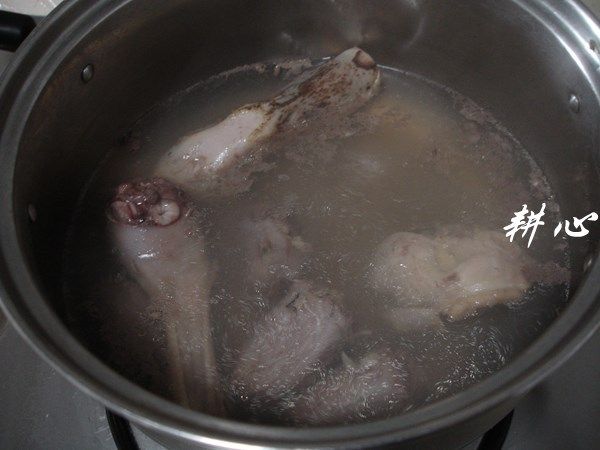 苦瓜炖水鸭,焯烫一下，将水倒掉，再次洗净煮锅和水鸭。
