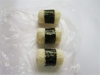 猫鱼便当,海苔把米饭包上，接头部位可以沾一点水即可