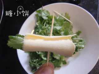 【香菜豆皮卷】,香菜洗净~折成比干豆腐的宽度略长的样子~卷在里面