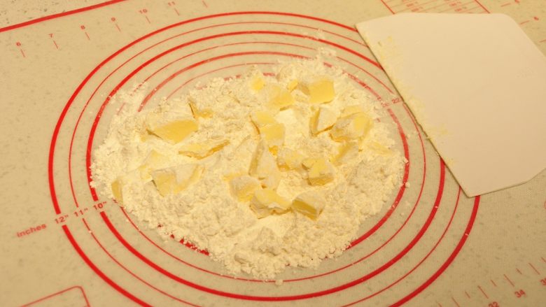 鲜虾沙拉盅,用刮板（或油面混合器）将黄油和面粉切拌成黄油粉粒。