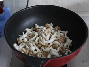 菌菇豆腐海鲜煲,蘑菇清洗感觉，锅内放一点点油，煸炒蘑菇出水