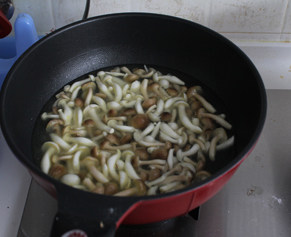 菌菇豆腐海鲜煲,放入足量清水