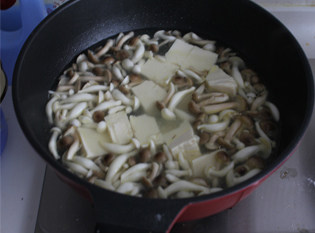 菌菇豆腐海鲜煲,放入内酯豆腐