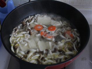 菌菇豆腐海鲜煲,放入胡萝卜片