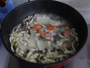 菌菇豆腐海鲜煲,放入<a style='color:red;display:inline-block;' href='/shicai/ 25'>胡萝卜</a>片