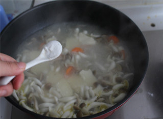 菌菇豆腐海鲜煲,加盐调味，炖10分钟左右