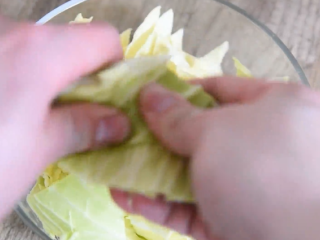 这样做的“手撕包菜”麻辣鲜香，超级下饭,用手撕成小块