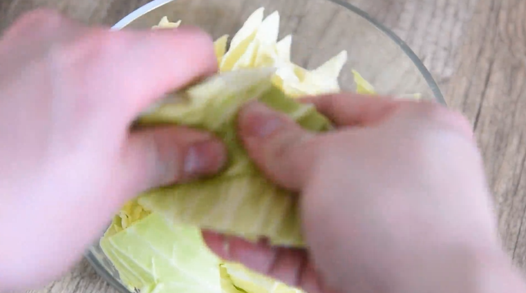 这样做的“手撕包菜”麻辣鲜香，超级下饭,用手撕成小块