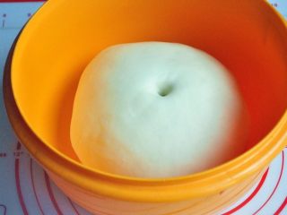 黄油椰蓉吐司条,将面团发酵至2.5倍大，用手戳一下不会反弹也不会下陷即可。