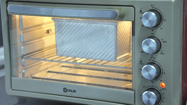 黄油椰蓉吐司条,放入预热好的烤箱，上下火175度，时间38分钟左右。（时间与温度请参照自家烤箱脾气），如表面上色较深，可在20分钟后加盖一张锡纸。