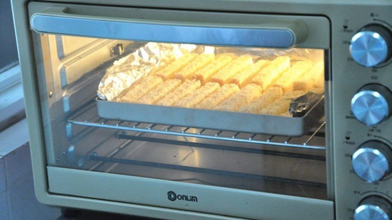 黄油椰蓉吐司条,放入提前预热好的烤箱，150度25分钟即可。