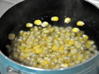 松仁玉米,将玉米下水焯2分钟，捞出沥干水份备用 。