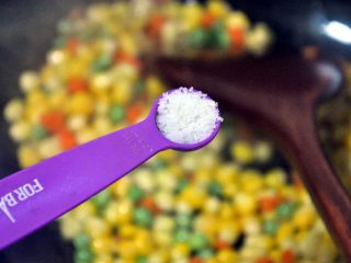 松仁玉米,加入一勺盐，翻炒均匀，为了保证颜色好看，不要放生抽。